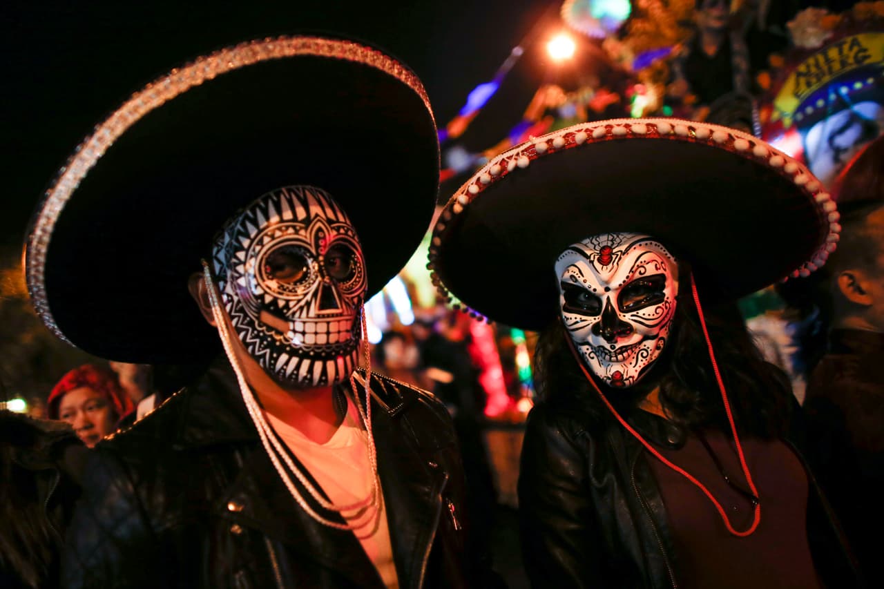 Disfrazados con ropa sexy, horrorosos zombies, superhéroes y muchos más con atuendos inspirados en la cultura mexicana, como catrinas, miles de personas participaron en el desfile anual de Halloween en Nueva York. Según organizadores fueron más de dos millones los asistentes a este reconocido evento.