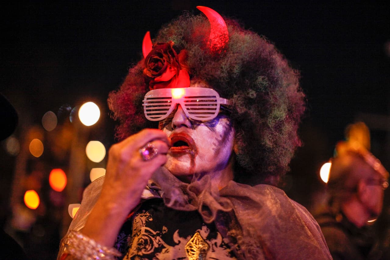 Disfrazados con ropa sexy, horrorosos zombies, superhéroes y muchos más con atuendos inspirados en la cultura mexicana, como catrinas, miles de personas participaron en el desfile anual de Halloween en Nueva York. Según organizadores fueron más de dos millones los asistentes a este reconocido evento.