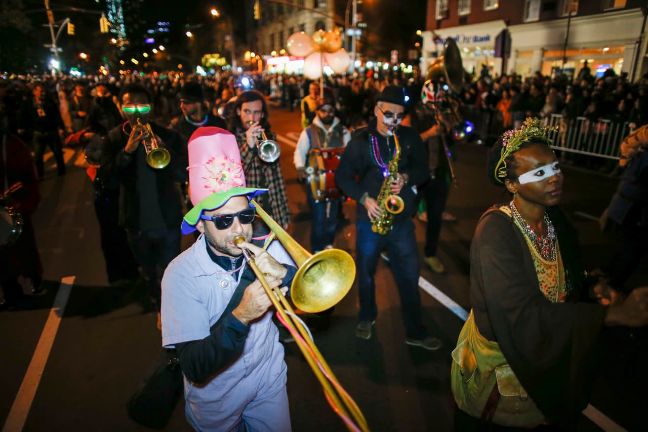 Disfrazados con ropa sexy, horrorosos zombies, superhéroes y muchos más con atuendos inspirados en la cultura mexicana, como catrinas, miles de personas participaron en el desfile anual de Halloween en Nueva York. Según organizadores fueron más de dos millones los asistentes a este reconocido evento.