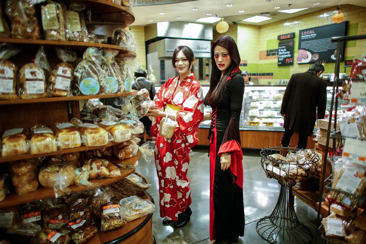 Disfrazados con ropa sexy, horrorosos zombies, superhéroes y muchos más con atuendos inspirados en la cultura mexicana, como catrinas, miles de personas participaron en el desfile anual de Halloween en Nueva York. Según organizadores fueron más de dos millones los asistentes a este reconocido evento.