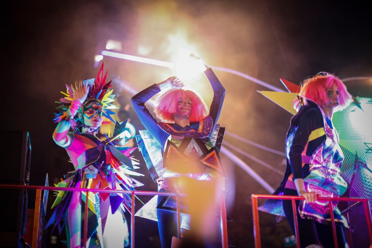 Disfrazados con ropa sexy, horrorosos zombies, superhéroes y muchos más con atuendos inspirados en la cultura mexicana, como catrinas, miles de personas participaron en el desfile anual de Halloween en Nueva York. Según organizadores fueron más de dos millones los asistentes a este reconocido evento.