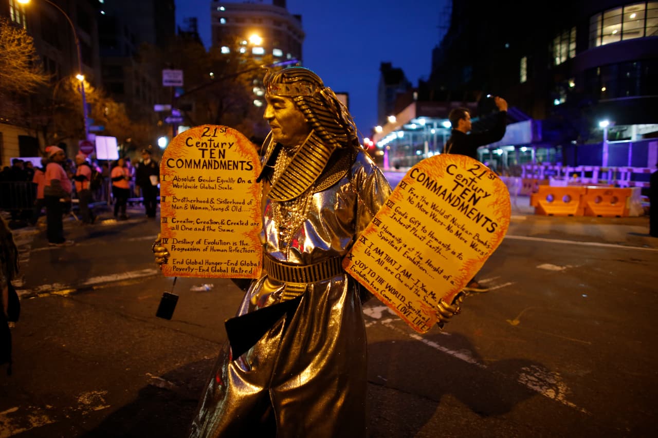 Disfrazados con ropa sexy, horrorosos zombies, superhéroes y muchos más con atuendos inspirados en la cultura mexicana, como catrinas, miles de personas participaron en el desfile anual de Halloween en Nueva York. Según organizadores fueron más de dos millones los asistentes a este reconocido evento.
