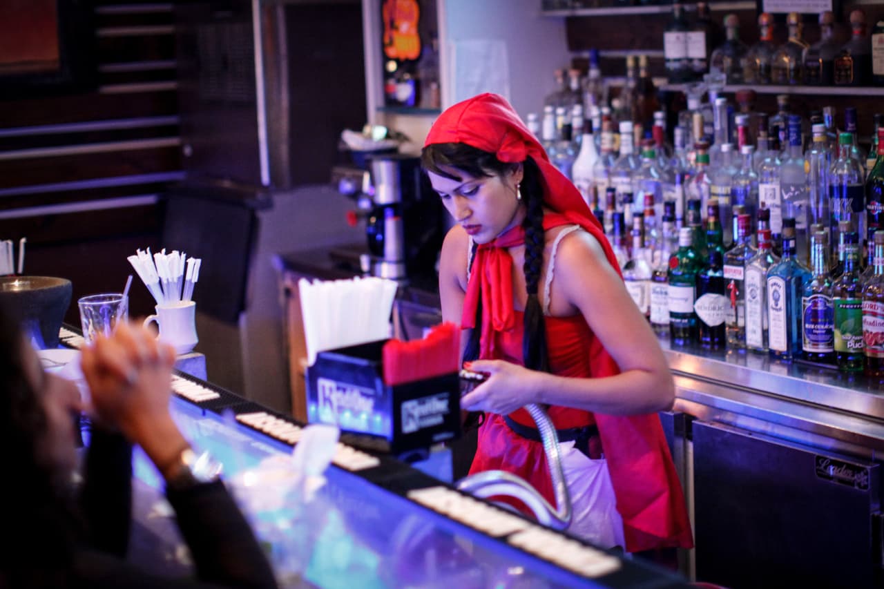 Disfrazados con ropa sexy, horrorosos zombies, superhéroes y muchos más con atuendos inspirados en la cultura mexicana, como catrinas, miles de personas participaron en el desfile anual de Halloween en Nueva York. Según organizadores fueron más de dos millones los asistentes a este reconocido evento.