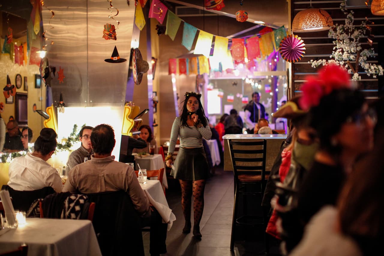 Disfrazados con ropa sexy, horrorosos zombies, superhéroes y muchos más con atuendos inspirados en la cultura mexicana, como catrinas, miles de personas participaron en el desfile anual de Halloween en Nueva York. Según organizadores fueron más de dos millones los asistentes a este reconocido evento.