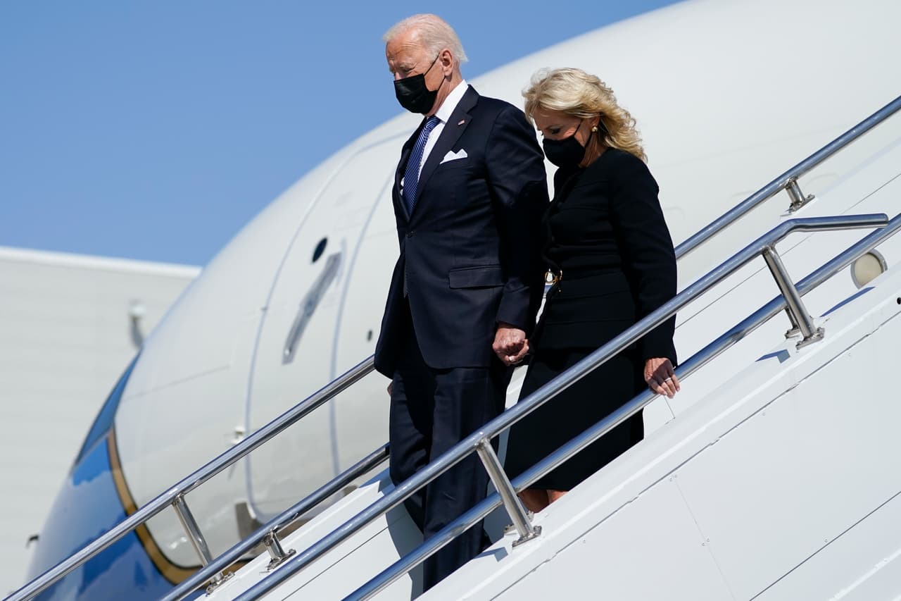 El presidente Joe Biden y la primera dama Jill Biden salen del Air Force One en Johnstown, Pennsylvania, el sábado 11 de septiembre de 2021.
