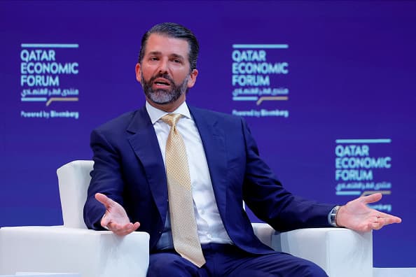 Donald Trump Jr. habla en el Foro Económico de Catar, en Doha. (Photo by Karim JAAFAR / AFP) (Photo by KARIM JAAFAR/AFP via Getty Images)