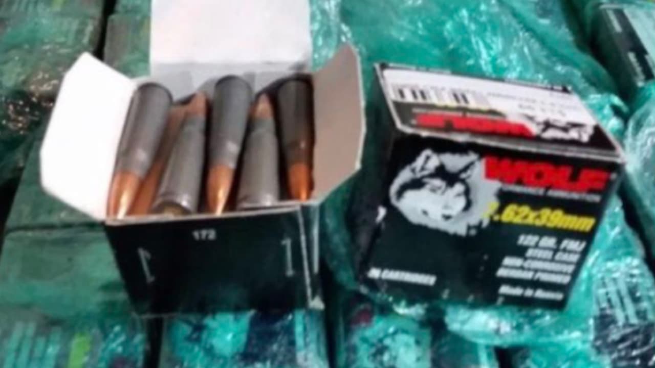 Oficiales de la Oficina de Operaciones de Campo (OFO) de la Oficina de Aduanas y Protección Fronteriza (CBP) de EEUU. Que realizaban operaciones de salida incautaron rifles de asalto, cargadores, piezas y municiones escondidas en un vehículo.