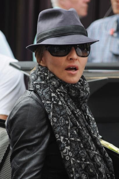 “La Reina del Pop” tuvo que suspender una de sus presentaciones en octubre del 2012 en la ciudad de Dallas, Texas, debido a una complicación en la laringe. De acuerdo con el diagnóstico médico, una “laringitis aguda” obligó a la cantante a cancelar uno de sus shows que formaron parte de su gira mundial “MDNA Tour”. Igualmente, se le recomendó mantener reposo vocal absoluto durante 36 horas.