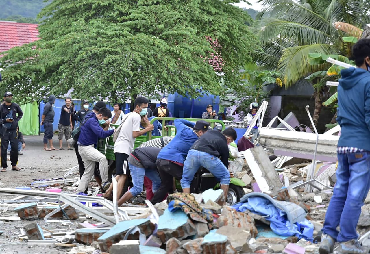 El 
<a href="https://www.univision.com/temas/terremotos">sismo</a>, que ocurrió pasadas las 2:00 am hora local, sorprendió durmiendo a los habitantes y ha causado extensos daños en varias poblaciones de la zona con el derrumbe de edificios y caídas de puentes; y unos 15,000 desplazados.