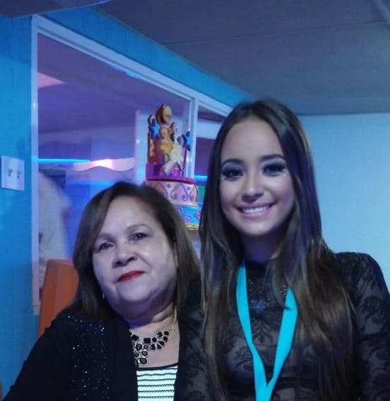 Su madre y ella tienen una relación muy estrecha.