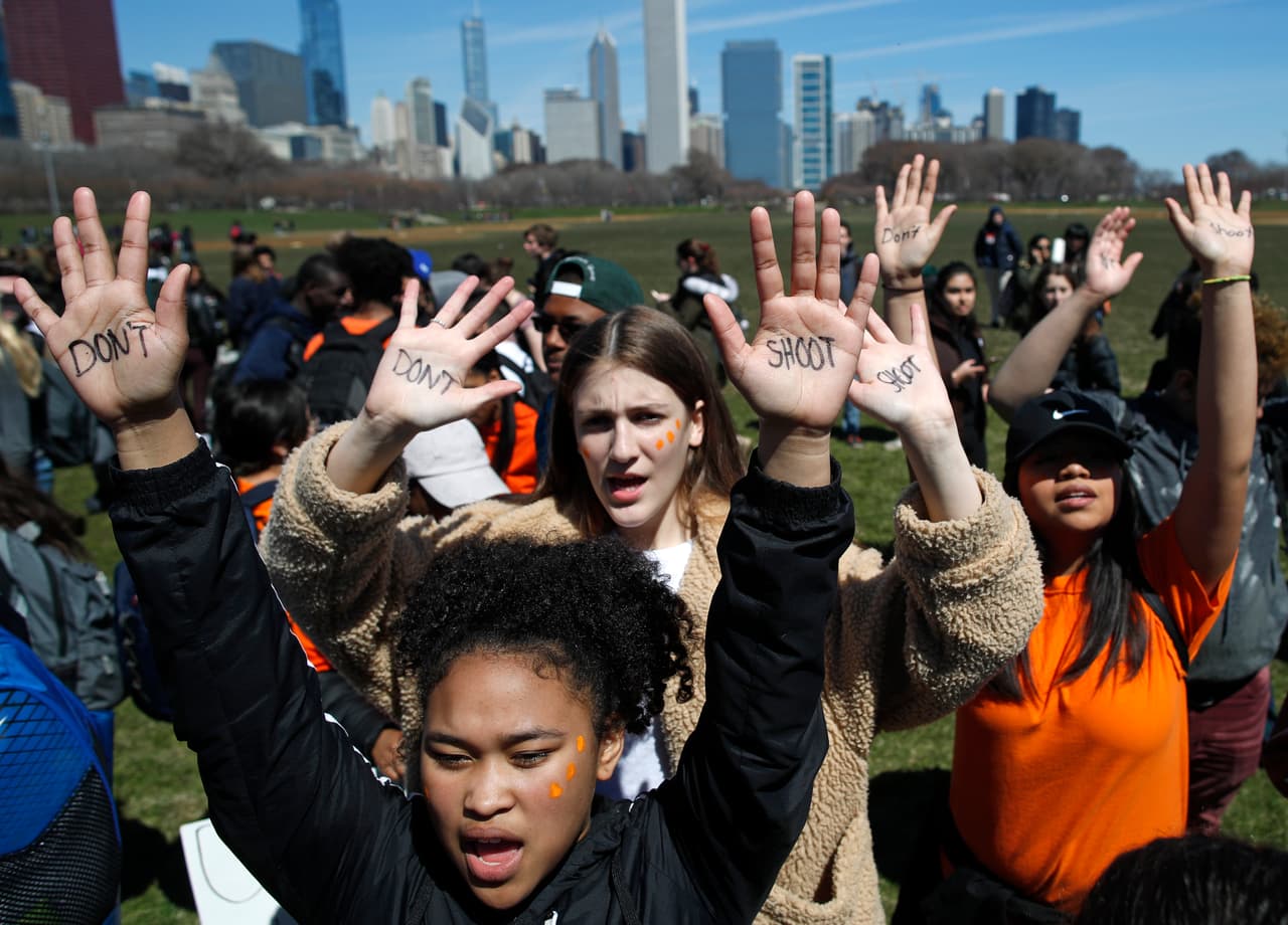 Los jóvenes de Chicago muestran sus manos y sus rostros en esta protesta contra la falta de regulación en la venta de armas.