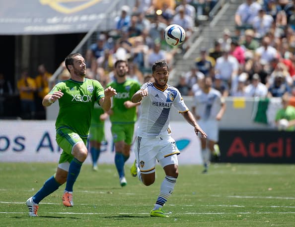 El marcador mexicano debutó con el LA Galaxy y marcó su primer gol para los fans del sur de California.