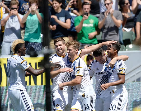 El marcador mexicano debutó con el LA Galaxy y marcó su primer gol para los fans del sur de California.