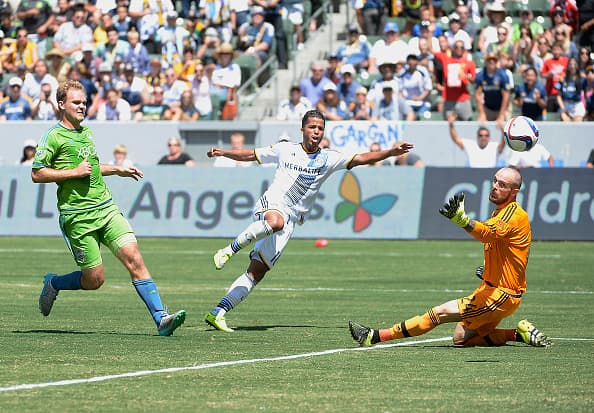 El marcador mexicano debutó con el LA Galaxy y marcó su primer gol para los fans del sur de California.