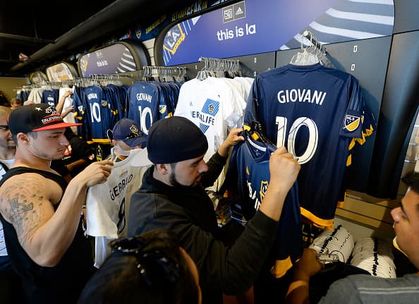 El marcador mexicano debutó con el LA Galaxy y marcó su primer gol para los fans del sur de California.