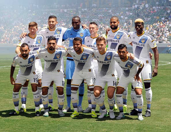 El marcador mexicano debutó con el LA Galaxy y marcó su primer gol para los fans del sur de California.