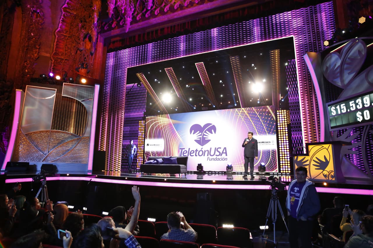 Don Francisco dedicó sus primeras palabras a los familiares de las víctimas de la masacre de San Bernardino.