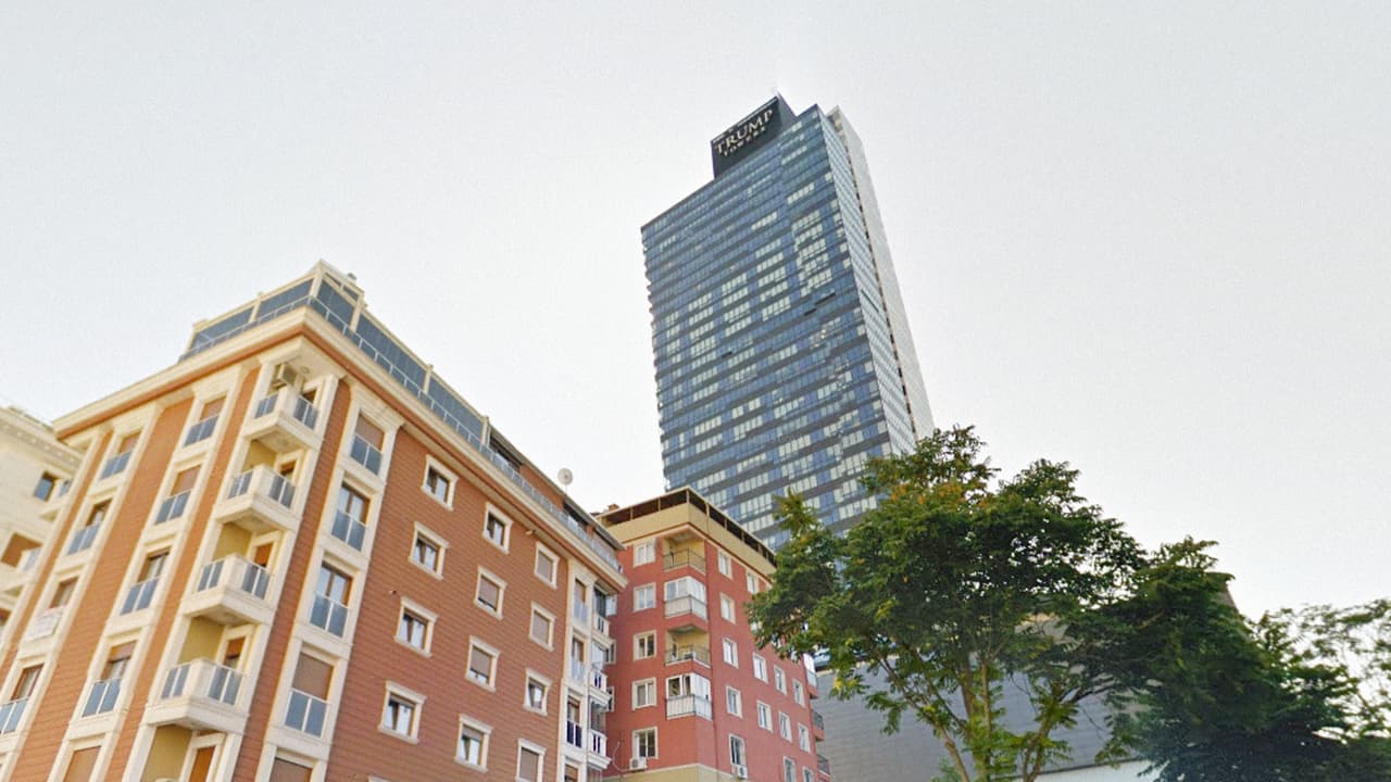<b>Trump Towers Istanbul.<i> </i>Estambul, Turquía.</b> La propiedad está constituida por dos edificios contiguos en la capital turca, uno dedicado a oficinas, el otro residencial. Al menos dos empresas que figuran en la declaración financiera ante la Comisión Federal de Elecciones como propiedades del presidente electo, operan en Turquía .
<br>