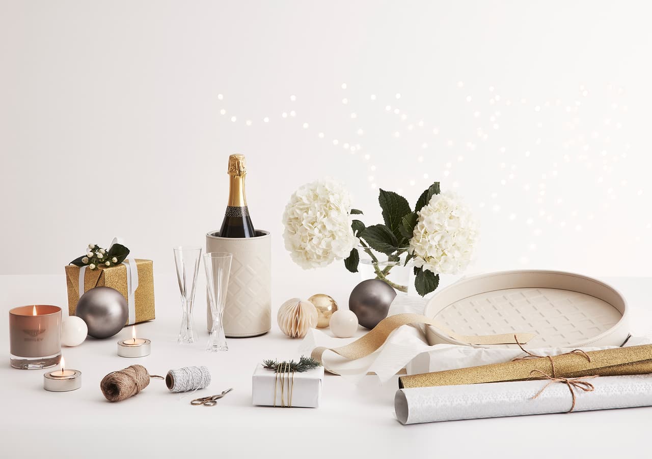 <b>Bentley Home</b>
<br>Que nadie diga que no piensas en tu casa, porque además hay opciones para que esté llena de accesorios que reflejen tu amor por los autos. Bentley es una de esas marcas que piensa en este tipo de detalles, por eso ofrece desde velas, portavasos, aros para servilletas de mesa, etc.
<br>
<b>Precio velas:</b> entre 45 y 65 dólares, aprox. 
<br>
<b>Precio portavasos:</b> desde 82 dólares c/u, aprox.
<br>
<b>Precio aros para servilletas: </b>desde 82 dólares c/u, aprox.
<br>
<b>Lo encuentras en: </b>shop.bentleymotors.com