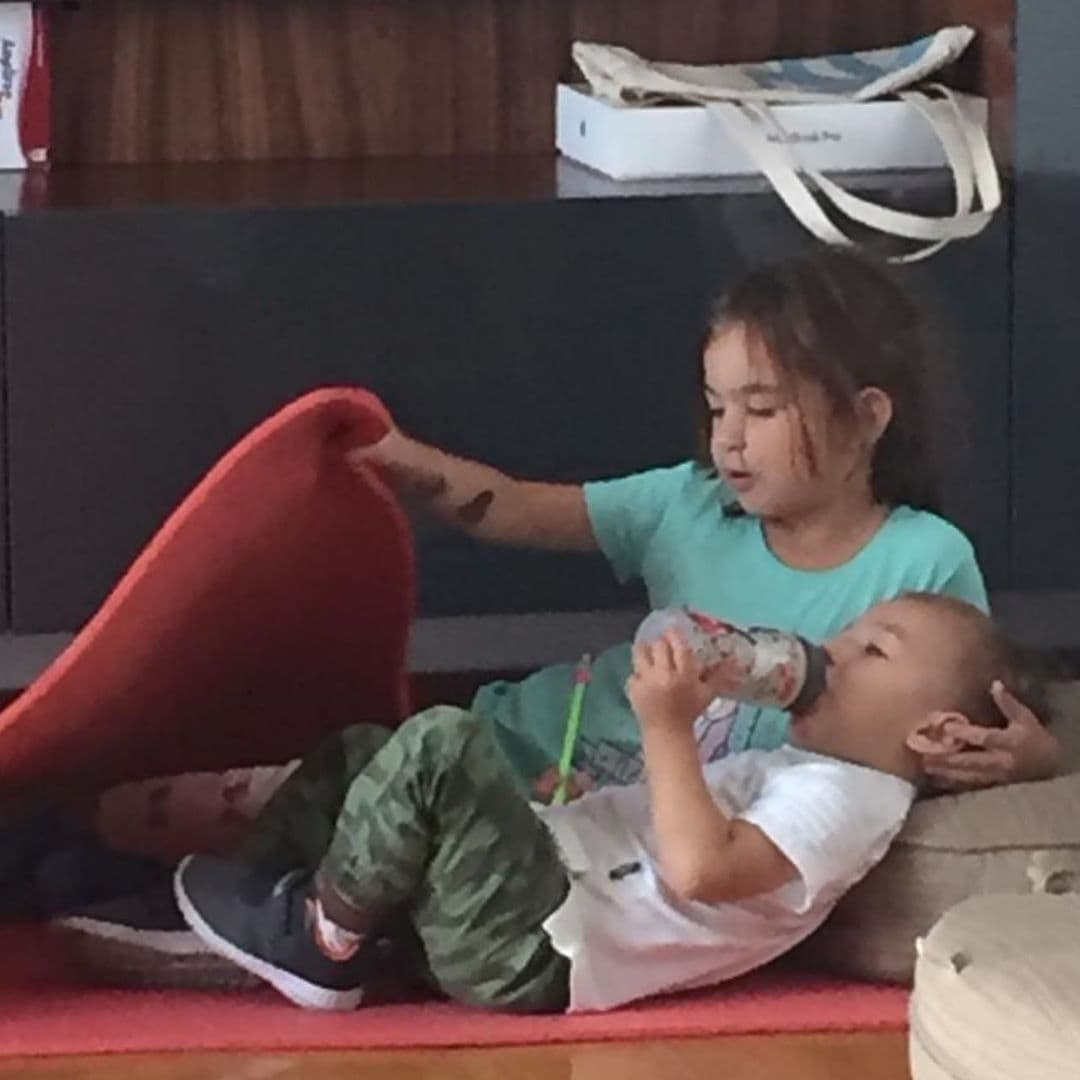 "Cuando nuestra chiquita toma el papel de hermana mayor. A esta edad ama ser mamá", explicó Alan a través de las plataformas digitales.