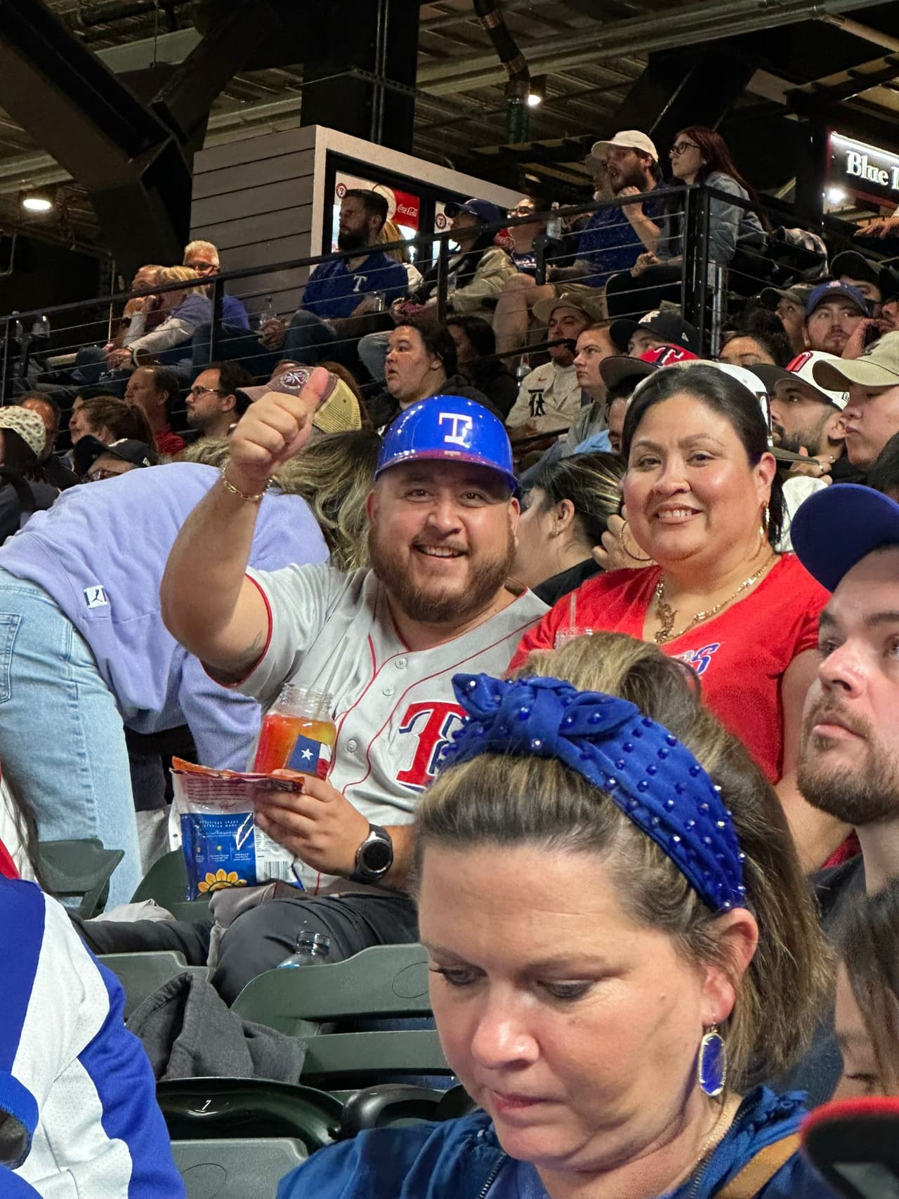 En el Globe Life Field, aficionados disfrutan del partido de los 
<a href="https://www.univision.com/local/dallas-kuvn/texas-rangers-serie-mundial-astros-houston-resultado-juego" target="_blank">Texas Rangers </a>e n la Serie Mundial 2023.