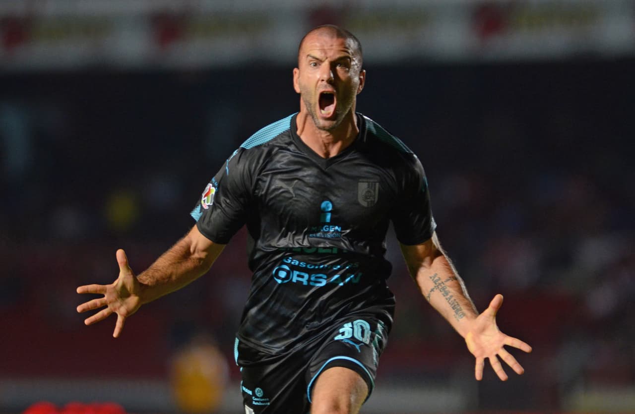 <b>5.- EMANUEL VILLA</b>
<br>- Equipos: Cruz Azul (34 goles), Pumas (3 goles), Tigres (11 goles) y Querétaro (28 goles)
<br>- Torneos: Bicentenario 2010 - Apertura 2017
<br>- Goles: 76