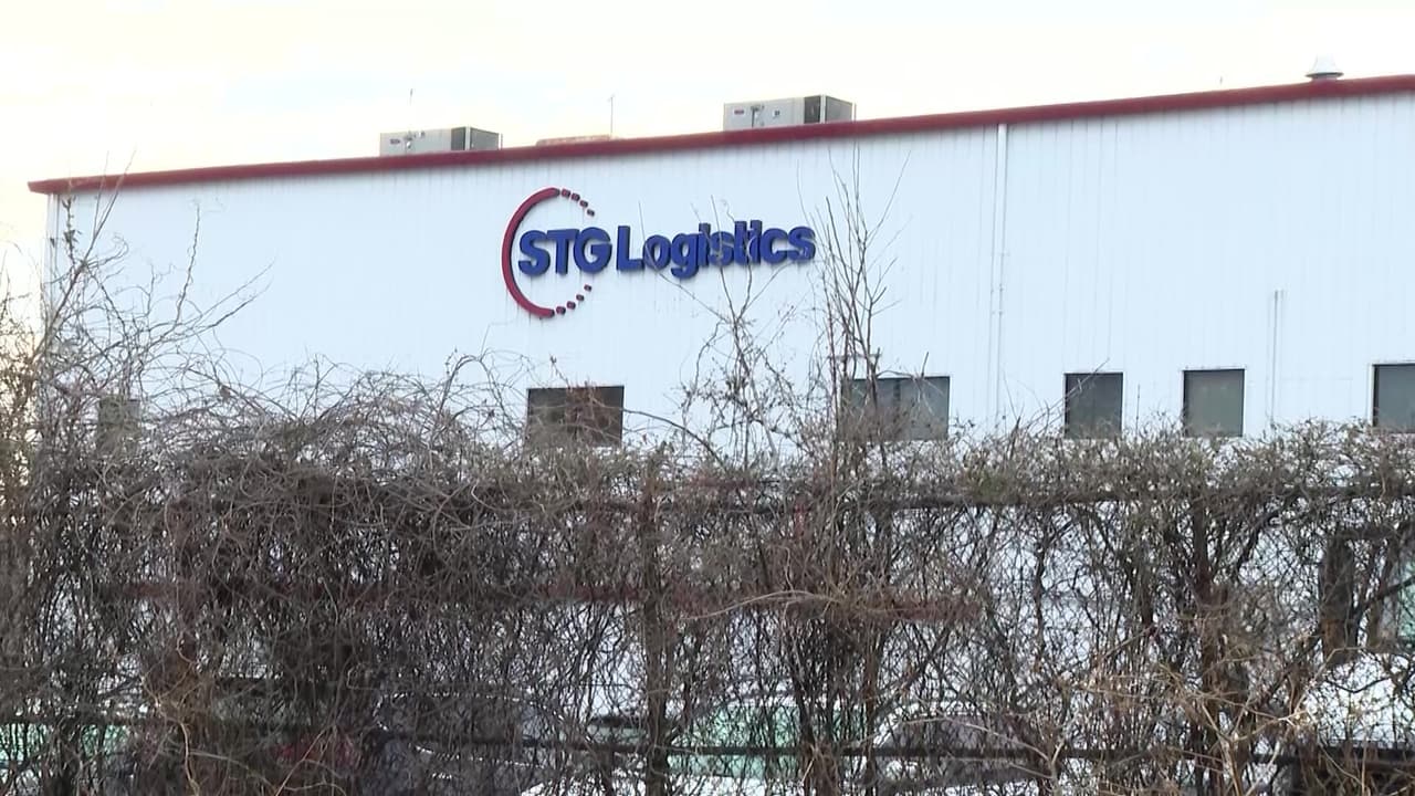 De acuerdo con empleados de la empresa STG Logistics, ubicada en North Bergen, 
<b>entre 10 y 15 agentes de ICE armados ingresaron a las instalaciones de la compañía para realizar un operativo en el que fueron detenidos más de 12 inmigrantes</b>. Según el relato, el miedo es latente entre los trabajadores al ver que varios de sus compañeros no regresaron.