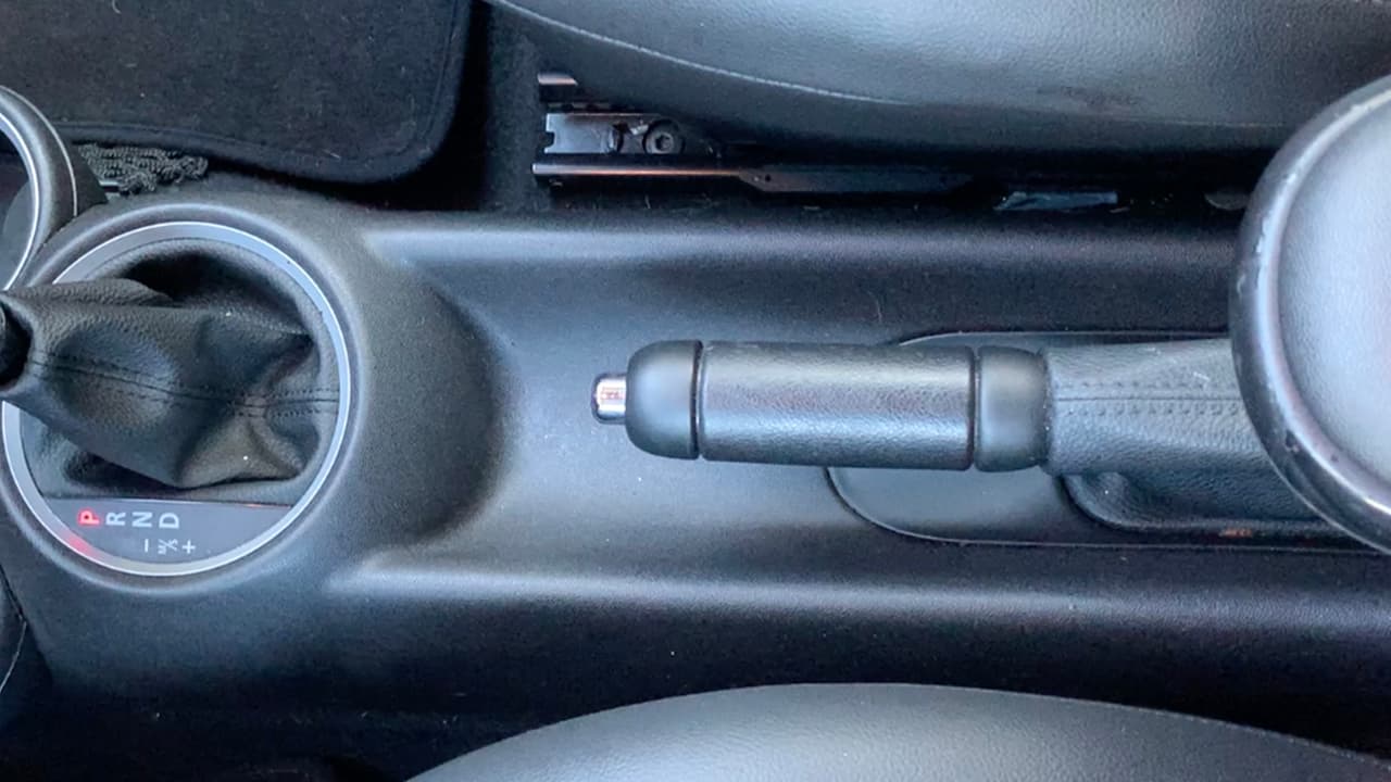 En cuanto a poner el freno de mano como muchos conductores acostumbran, Alonso Castor respondió si es necesario ponerlo si estamos en una pendiente, o una subida o si la entrada de tu casa donde te estacionas está inclinada.