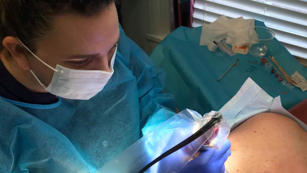 Artista crea tatuajes para transformar la vida de pacientes con cáncer en Carolina del Norte