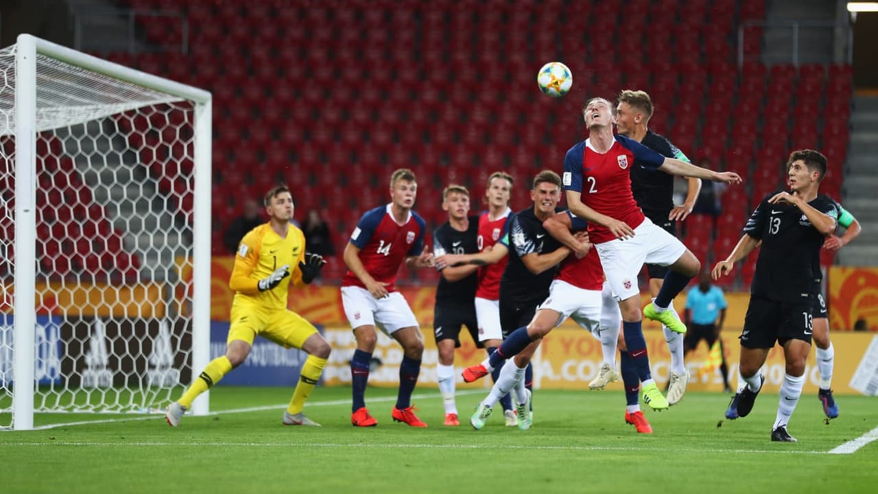 Y luego de un partido trabado la mayor parte del tiempo, el marcador se abrió a los 71 minutos con gol de Giani Stensness y con autogol de John Kitolano a los 83, los Kiwis sorprendieron a los vikingos.