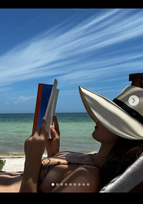 Como suele hacerlo, la artista de 36 años no dejó ver el rostro de los adolescentes, pero sí compartió la alegría que tiene al estar con los chicos por aquellas tierras del sureste mexicano.
<br>