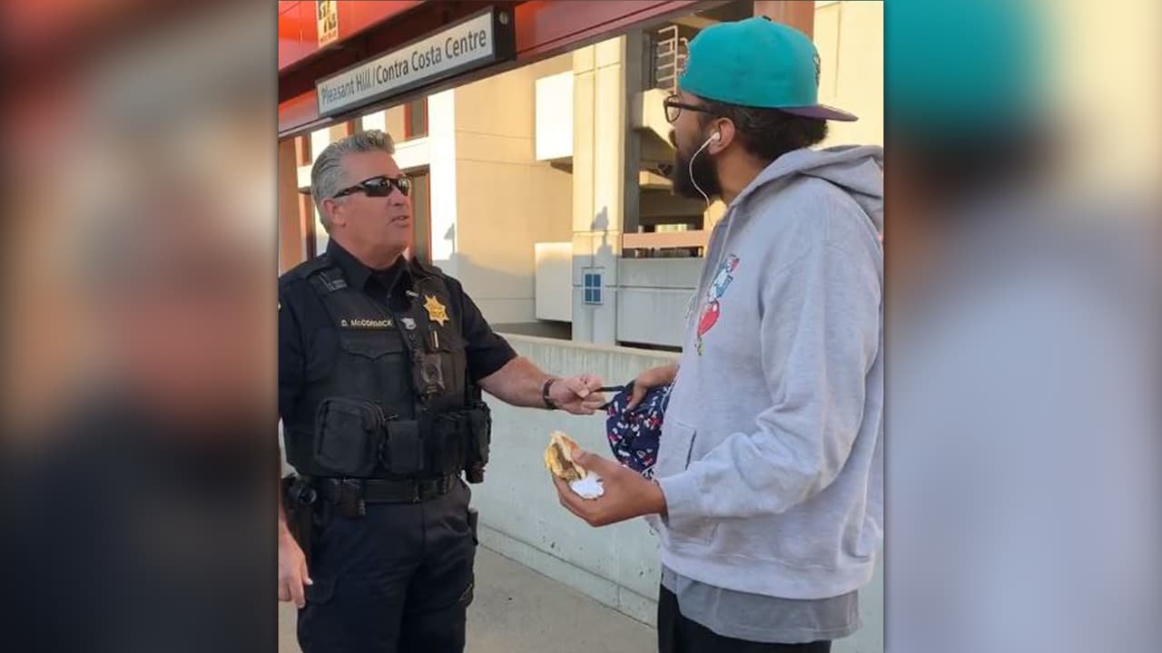 Hombre esposado por comer un sándwich demanda al BART por los prejuicios raciales de sus policías