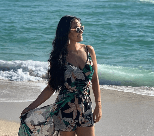 Uno de sus lugares favoritos es la playa: "Amo la playa cálida, es de mis lugares favoritos, soy suuuuuuper friolenta, tal vez es por eso. Aunque disfruto de una buena nevada pegadita a la chimenea", compartió en sus redes sociales.