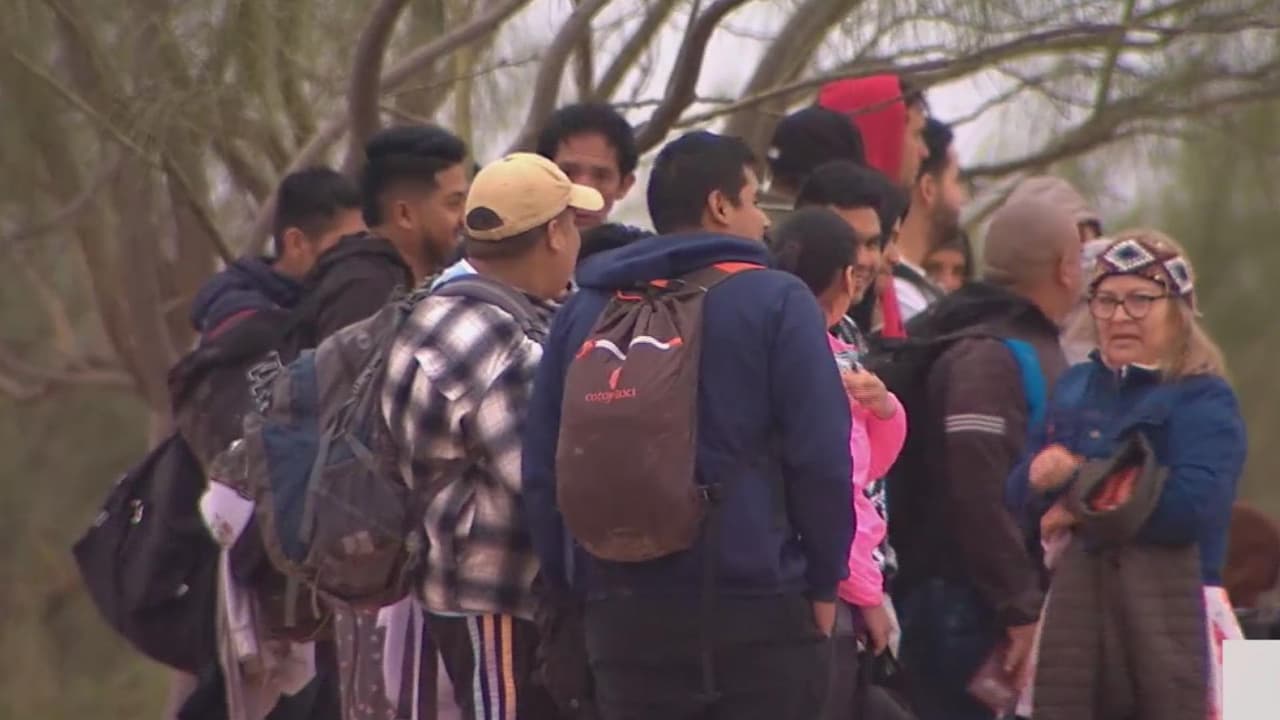 Siguen llegando migrantes a la frontera de Texas a pesar del Título 42 y el frío extremo