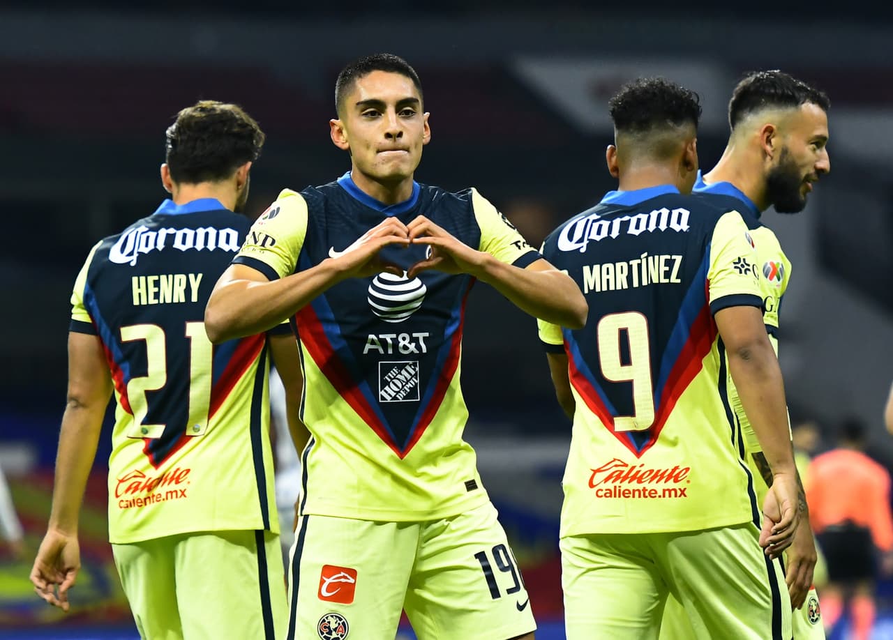 Desde los 12’ del juego, Doldán salió expulsado. Naveda (26’) marcó el primero para adelantar a las Águilas y Sepúlveda (45+1’) emparejó los cartones. En la recta final apareció Henry Martin (84’) para hacer el tanto de la victoria. Las Águilas llegaron a 13 unidades y son líderes; Gallos se quedó en 9. En la J7, América visitará al Atlas y Gallos recibirá al Puebla.