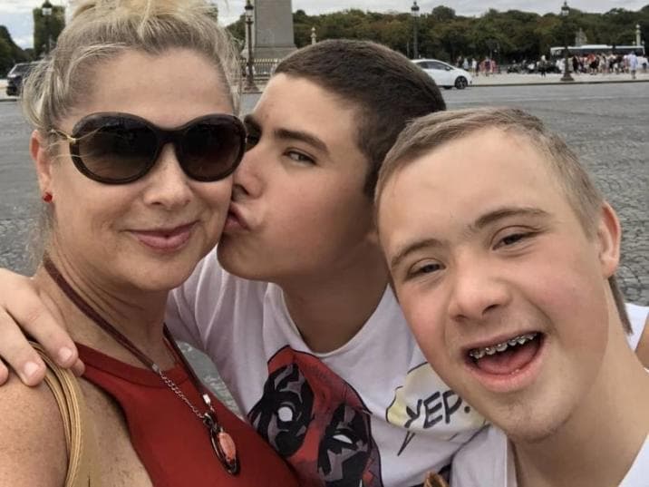 "Cuando van a la casa los chicos les digo: 'Aquí se puede beber con medida', y voy a ver y
<b> les pongo las botellas</b> que quieren y obviamente les pongo una y no 20. Y a veces les pongo el cenicero por si fuman", dijo al insistir que siempre está "al pendiente" de ellos. 
<br>