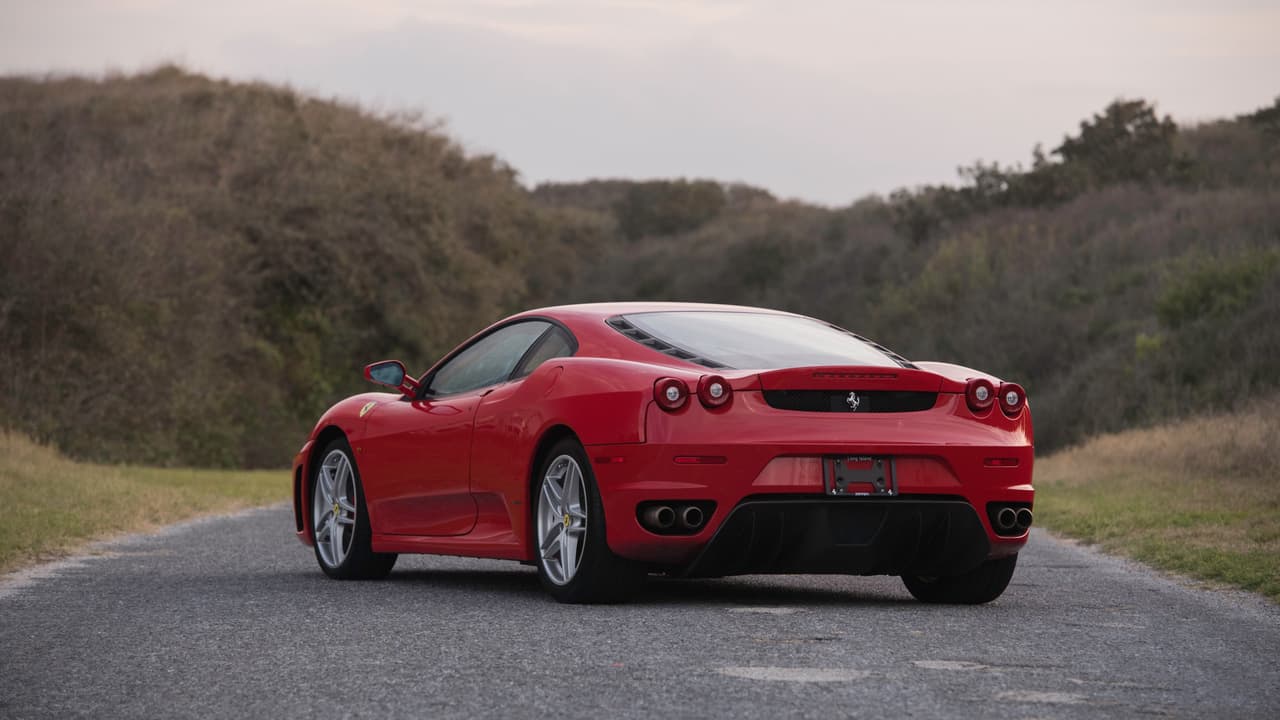 Trump apenas
<b>utilizó el vehículo por 2,400 millas</b> antes de venderlo en 2011. El auto salió a subasta con apenas 6,000 recorridas.