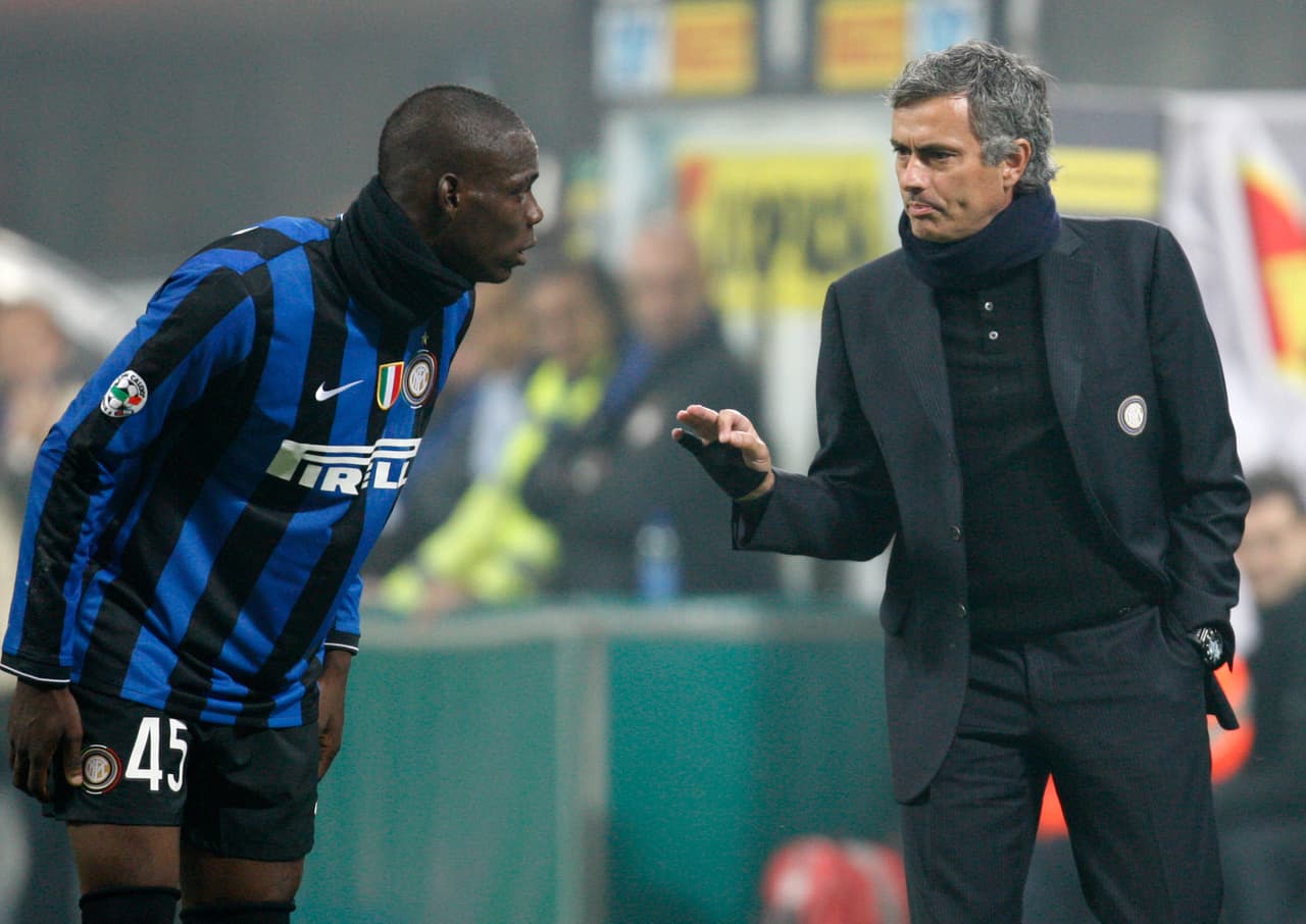 Sin embargo, Mourinho lo apartó del equipo al considerar que no entrenaba a la par de figuras como Figo o Zanetti.