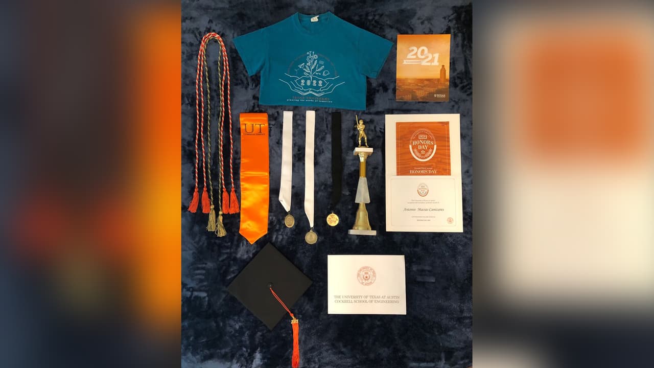 Con el paso del tiempo, las cosas fueron mejorando, se graduó con honores y las más altas condecoraciones de la
<b><a href="https://www.utexas.edu/" target="_blank">Universidad de Texas en Austin,</a></b> además recibió reconocimientos por parte del gobierno, homenajes como estudiante erudito distinguido y por tener lo más altos honores en el área educativa.