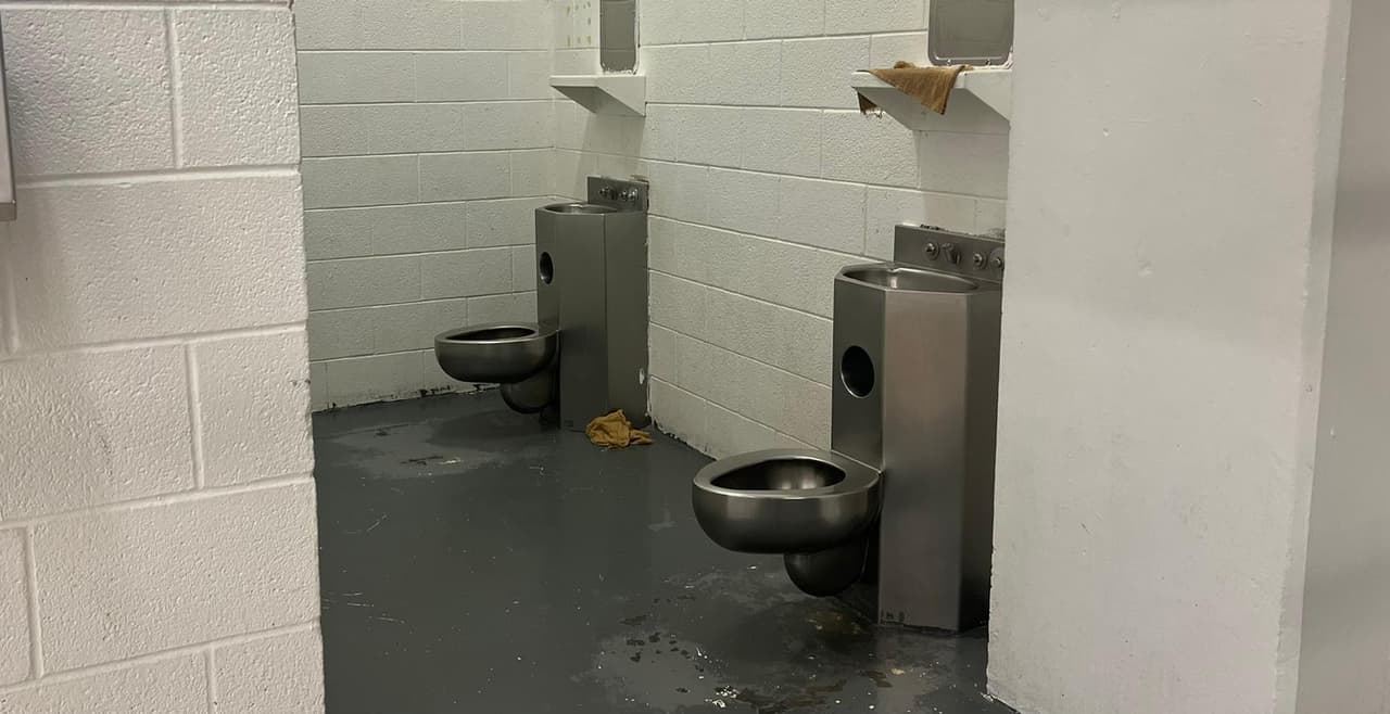 Estos son los inodoros y baños que deberán compartir en la prisión. Solo están separadas por hombres y mujeres y en uno de estos caben hasta 16 personas, que deberán compartir hasta las regaderas para bañarse.