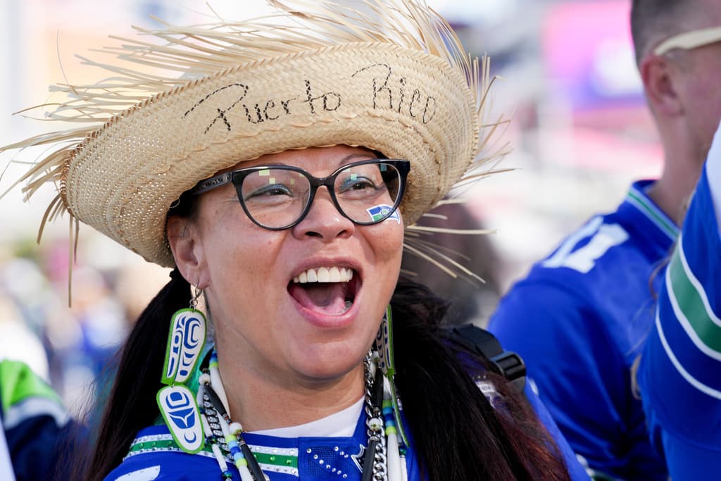 Elisa Robinson es fan de los Seahawks de Seattle y nadie en el Levi's Stadium de Santa Clara, en California, donde el domingo se disputaban el Super Bowl 60 con los Patriots de New England, podía ponerlo en duda.
<br>
<br>La puertorriqueña también dejó bien claro que nació en la misma tierra de Bad Bunny, Puerto Rico. A este tipo de sombrero que llevó puesto se le conoce como una pava. Es de paja y representa al jíbaro y su conexión con la tierra.