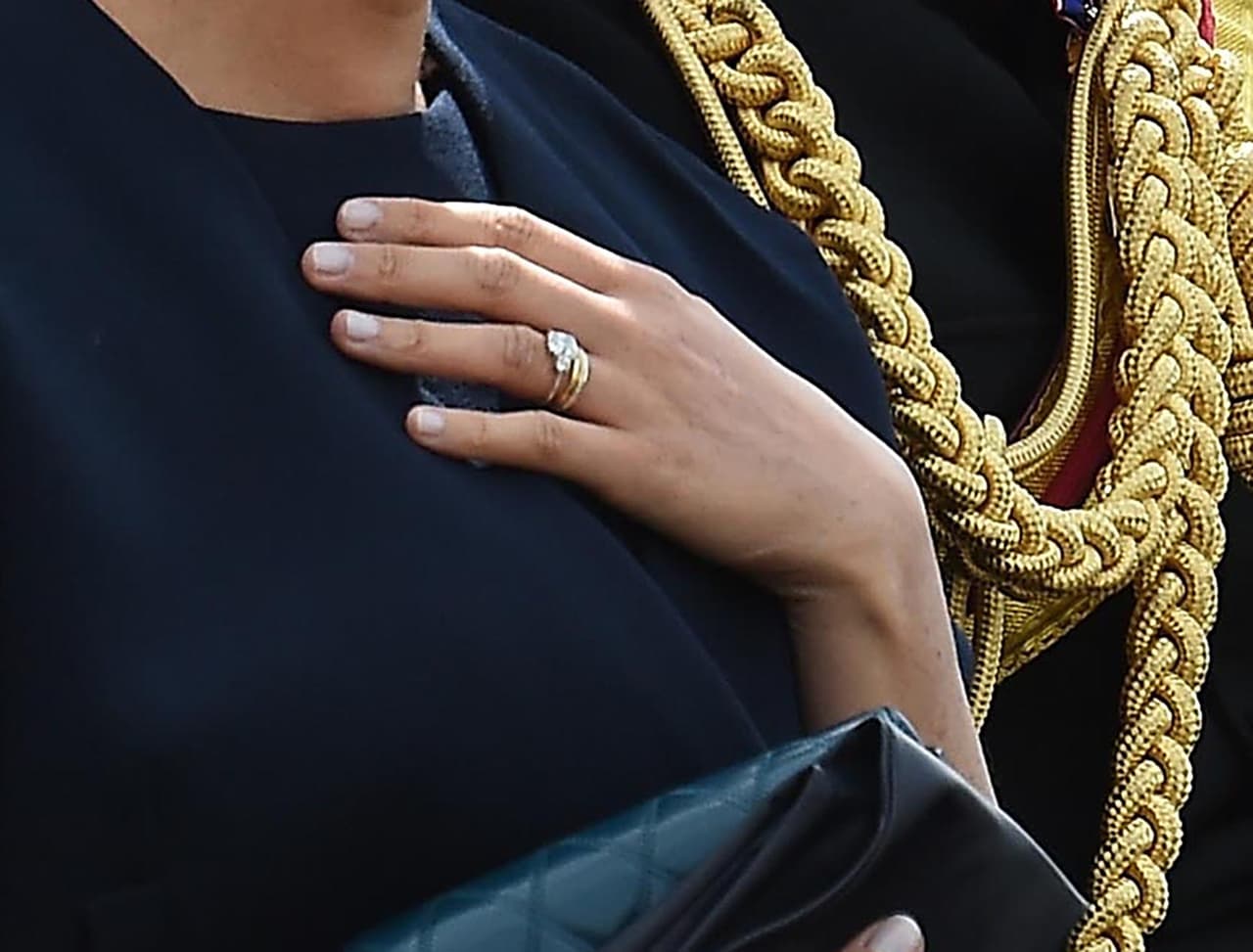 En esa ocasión llamó la atención que la duquesa, más allá de su alianza matrimonial y su anillo de compromiso, 
<a href="https://www.univision.com/famosos/meghan-markle-presume-un-anillo-de-eternidad-que-hace-poco-le-habria-regalado-el-principe-harry-fotos">llevó una tercera sortija</a>, una banda de la eternidad.