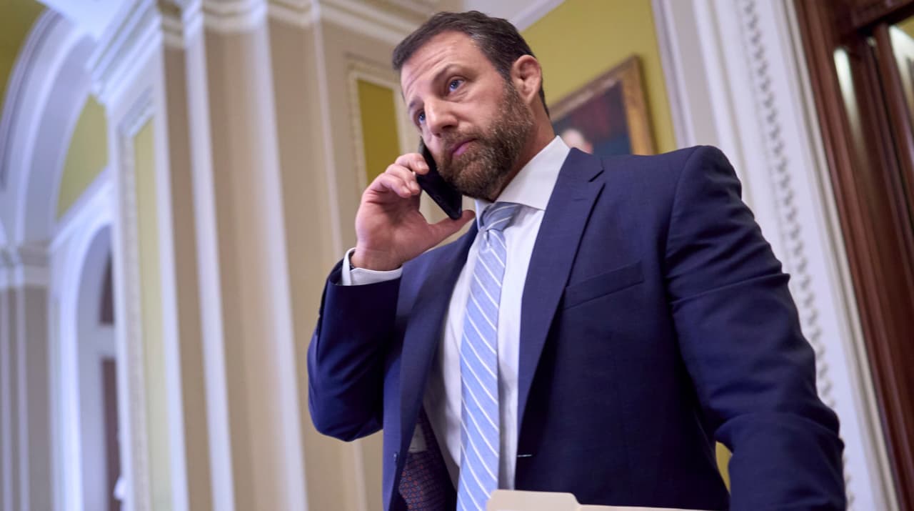 ¿Quién es Markwayne Mullin, el senador que sustituirá a Kristi Noem en el DHS?
