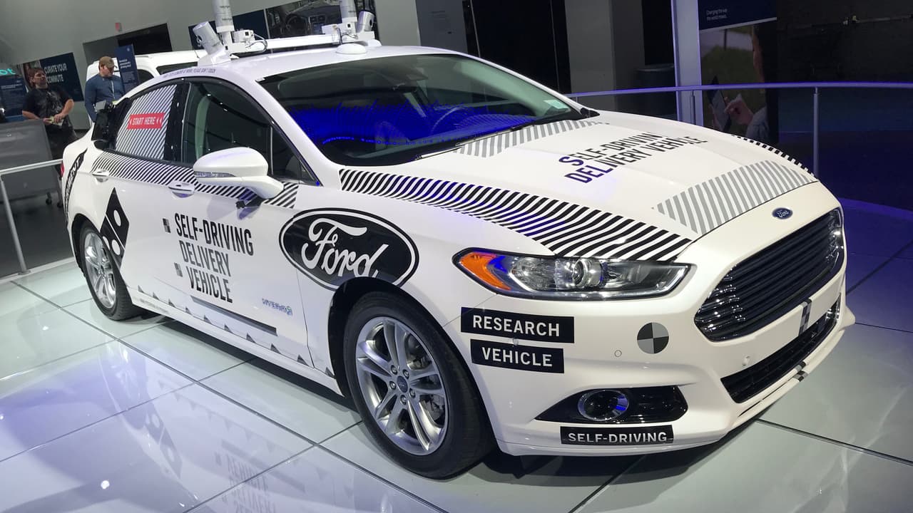 <h3 class="cms-h3-H3">¿Quién quiere pizza? </h3>
<br>
<br>Aunque los vehículos autónomos no protagonizaron la cita de Detroit (ya habían generado bastantes titulares en CES), no dejaron de estar presentes. Entre sus exponentes vimos al 
<b><a href="https://www.univision.com/noticias/ford/ford-y-dominos-trabajan-para-eliminar-al-repartidor-de-pizzas" target="_blank">Ford Fusion repartidor de pizzas Domino's sin chofer</a></b>.