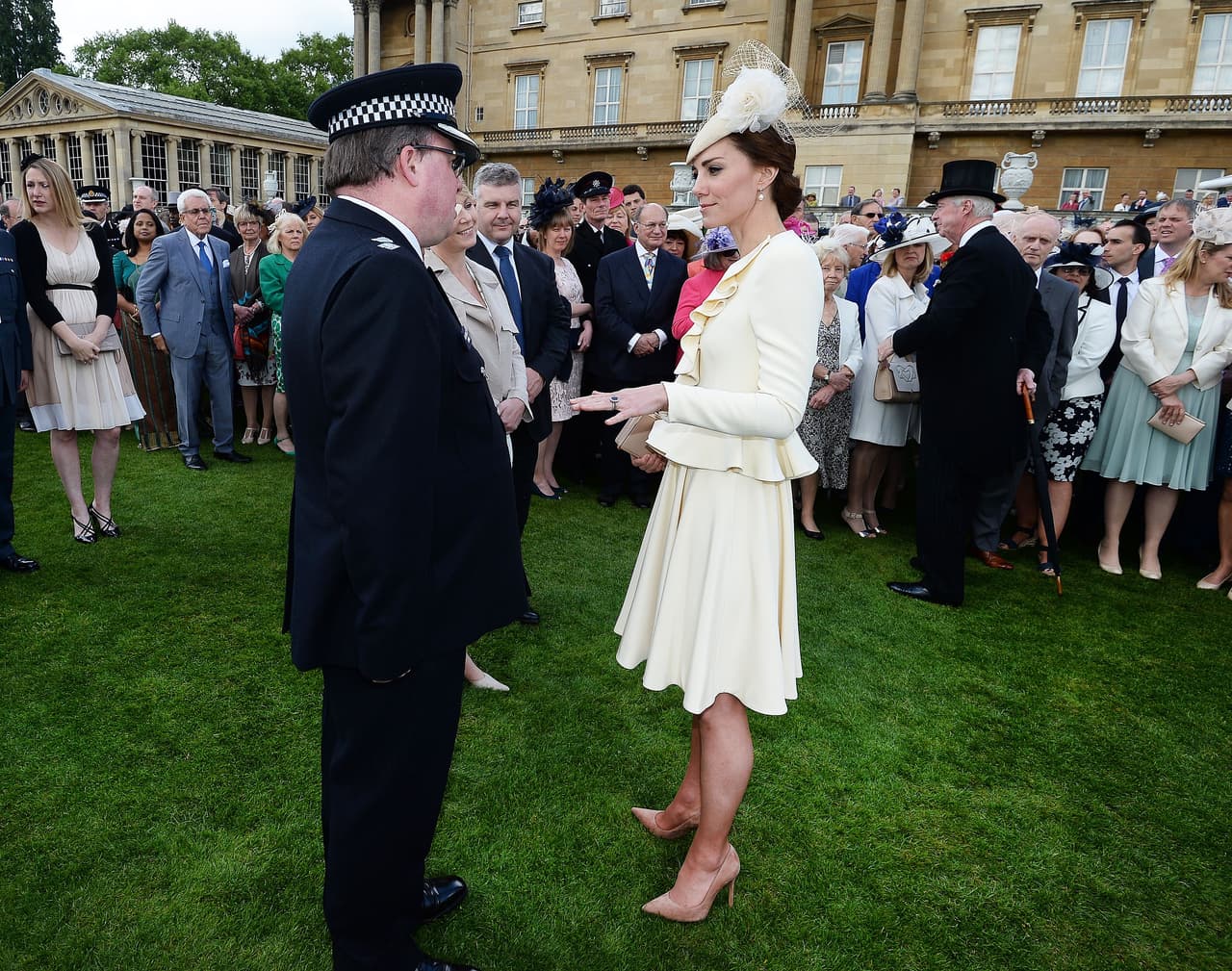 Este vestido crema de Alexander McQueen ya se lo habíamos visto usar a Kate MIddleton en 2013. Sin embargo, en la fiesta de jardín del Palacio de Buckingham volvió a lucir perfecto.