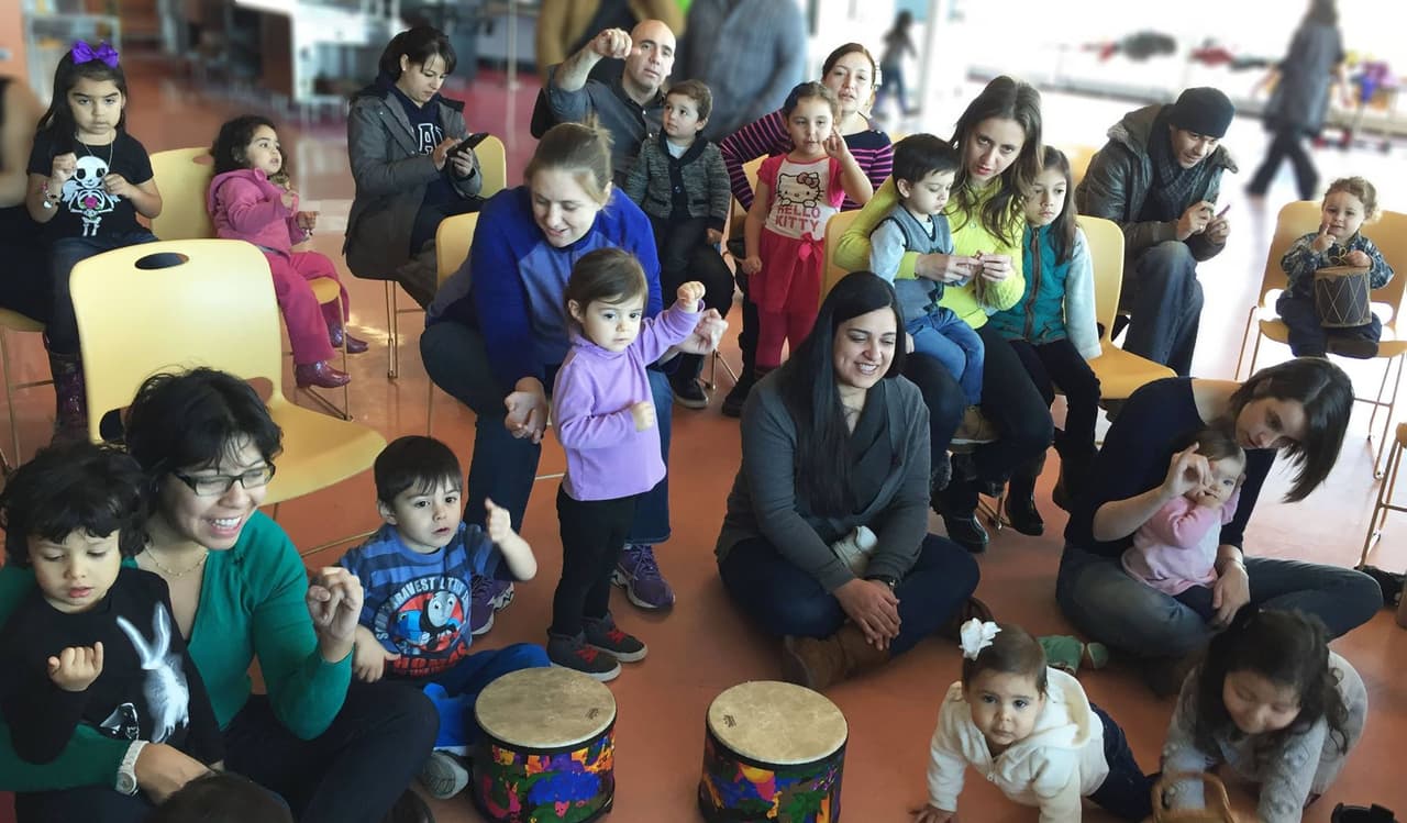 ‘Son Chiquitos' es un programa comunitario gestado dentro de la escena del Son Jarocho en Chicago, la cual desde mediados de la década de los 90 encontró tierra fértil en el barrio de Pilsen.