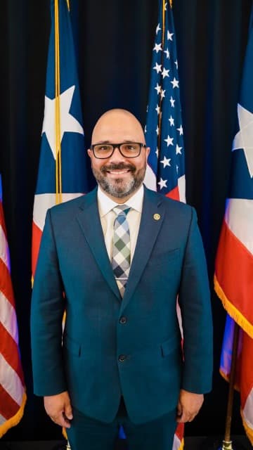 <b>Manuel Laboy Rivera</b> - Actual secretario del Departamento de Desarrollo Económico y Comercio de Puerto Rico. Fue designado al nuevo gabinete como director ejecutivo de la Oficina Central de Recuperación, Reconstrucción y Resiliencia (COR3, en inglés).