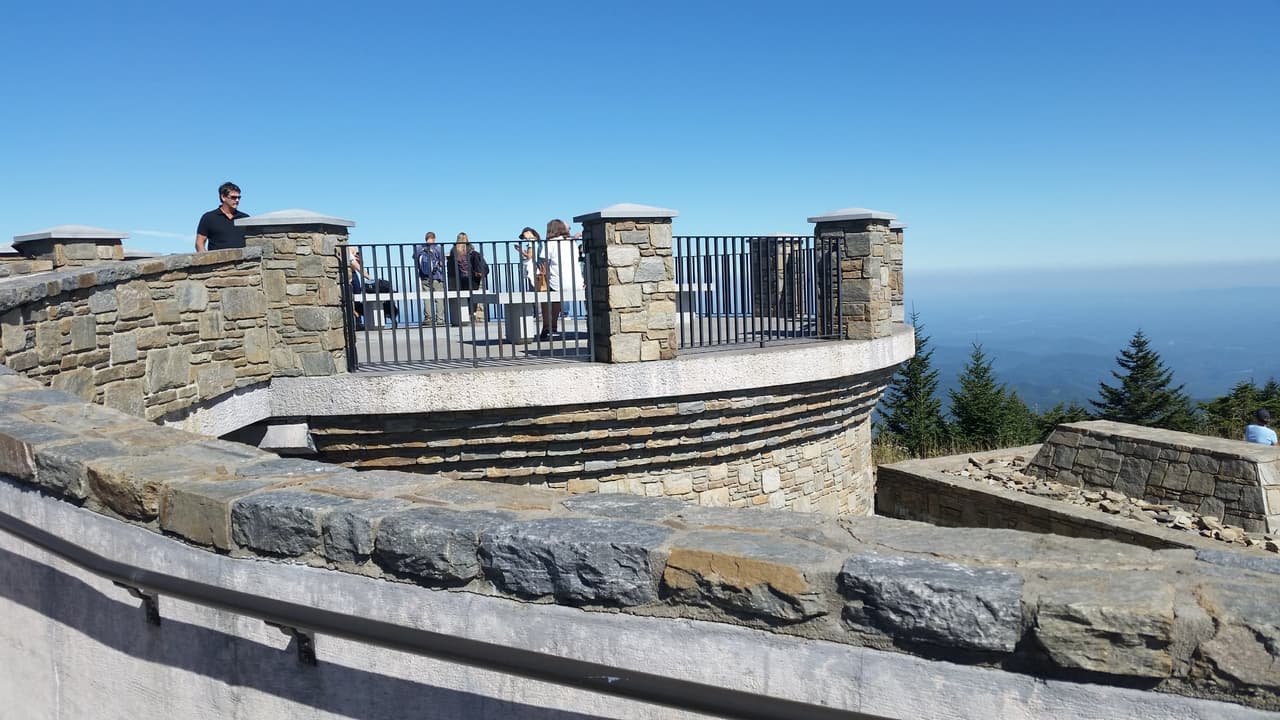 En la cima hay una plataforma de observación que ofrece vistas impresionantes de la montaña en un día despejado.