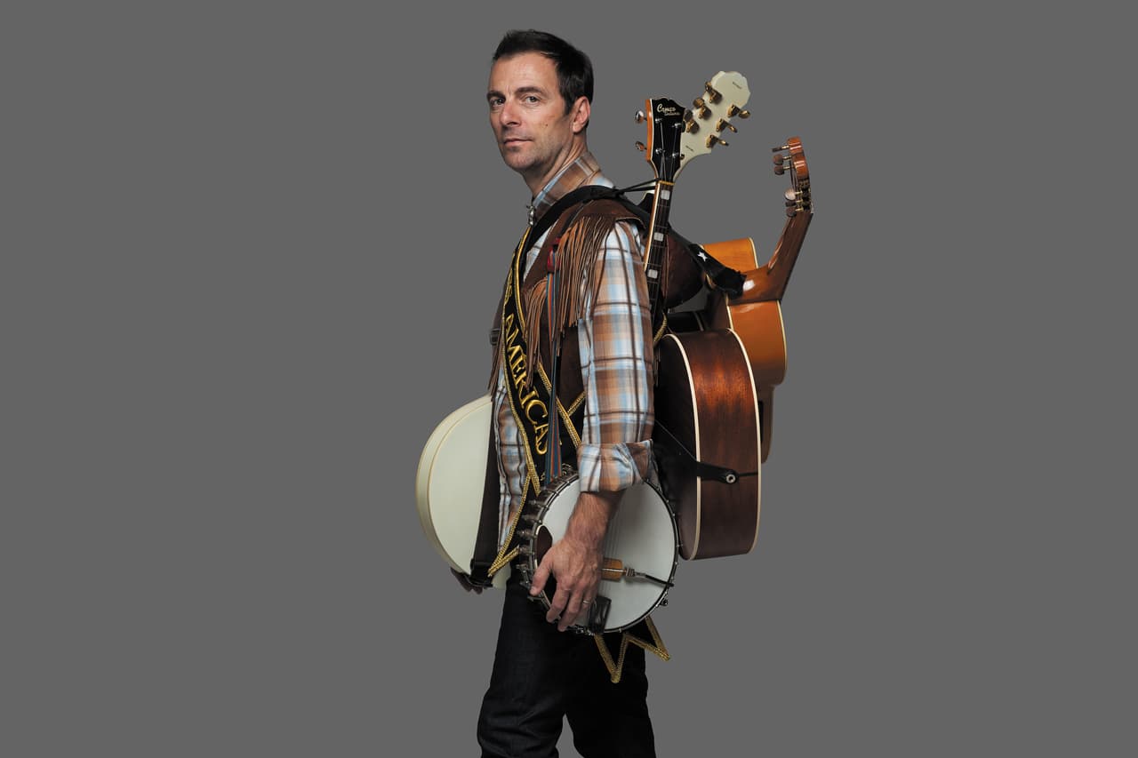 Kevin Johansen es otro argentino que destaca por su estilo desenfadado y su tremendo talento.