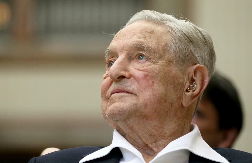 Cómo George Soros se volvió blanco de ataques antisemitas, teorías de conspiración y acusaciones de cuanto malo pase en el mundo